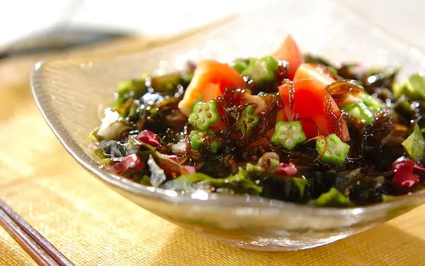 さっぱりした、ヘルシーなもずくと大根の「美サラダそば」