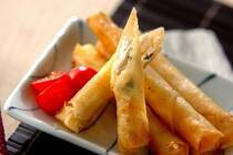 暑い夏はビールがおいしくなる季節。　<br />美味しいビールの相棒に、サクッと食感でとってもヘルシーな「レンジでササミ春巻き」はいかがでしょうか。<br />作り方はとっても簡単。<br />へルシーなささみをレンジでチン。<br />そこに梅肉、大葉、スライスチーズを一緒に春巻きの皮でクルクル巻いて、サッと揚げれば完成です。