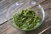 ぬるぬるしている食感がおいしい「めかぶ」。昔は海沿いの地域の人しか食べなかった食材のようですが、今では、めかぶの酢の物がパックに詰まって売っていることもあります。そんなめかぶの栄養について、どのくらい知っていますでしょうか。実は、めかぶには女性に嬉しい栄養がたくさん詰まっています。