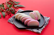 かまぼこはお正月のおせち料理やちゃんぽん、そば、うどんなどさまざまな料理に使える便利な食材です。料理の彩りが華やかになりますし、栄養価も高い食材です。しかし、使用する頻度がそこまで高くないので、賞味期限が過ぎてしまいがちではないですか？そこで今回は、かまぼこの賞味期限と保存方法についてご紹介します！