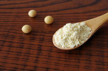 世界中で大流行の新型コロナウイルス。不要不急の外出を避ける動きは続いており、運動不足で「コロナ太り」に悩む人も少なくありません。そんなあなたには、低カロリーで高たんぱくな健康食材「おから」がおすすめです。そこで今回は、おからに含まれる栄養素や期待できる効果、おからを使った料理をご紹介いたします。