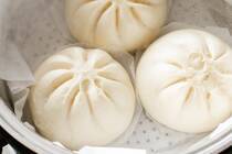 大きな蒸し器は、キッチンのコンロを占領するし片付けも面倒で、持っていないという方も少なくないのでは？　しかし、シュウマイ、肉まん、茶碗蒸しなどのおかずから、蒸しパン、プリンなどおやつまで、蒸し料理は素材の旨味を逃さないうえにヘルシーなうえに、ビタミンCなどの水溶性の栄養を逃しにくいので、ぜひ日々の献