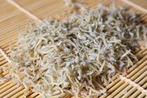 しらすは獲れたてをそのまま味わう生や、ふんわりとした食感の釜揚げなど、さまざまな味わい方が楽しめます。スーパーなどでもよく見かける、身近な食材です。<br />季節を問わず食べられるイメージがありますが、しらすにも旬はあるのでしょうか？