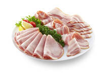 ハムとベーコンの違いをご存知でしょうか。生肉と違って手軽につかえる、大変便利な加工肉製品。薄切りされたハムとベーコンは朝食の定番として人気が高いです。しかし、実際に何が違うのかご存知の人は少ないかもしれません。今回はハムとベーコンの特徴を知っていただき、どのような料理に適しているのかをご紹介します。