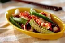 6月から8月が旬のオクラ。<br />栄養豊富で夏バテ予防にも効果のある緑黄色野菜です。<br />ネバネバ、シャキシャキの食感が特徴ですが、しっかり茹でてくたくたにしても、生を細かく切ってネバネバ感を出しても美味しいですよね。