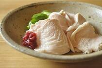 鶏むね肉で作るゆで鶏は脂が少ないのでサッパリと食べやすく、食欲が落ちやすい夏におすすめの一品です。<br />薄切りにして器に盛り、粗びき黒コショウや粒マスタード、梅肉や柚子胡椒などお好みの調味料を添えたり、サンドイッチやサラダの具にしたりと幅広く楽しめます。
