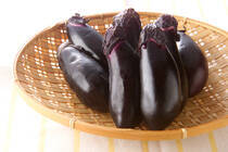 夏の定番野菜といえばナス！<br />ナスは生でも食べられて、煮ても焼いても揚げてもおいしい万能野菜ですよね。<br />我が家でもナスはみんな大好物で食卓には欠かせない食材です。<br />そんなおいしいナスでも、使いきれなくて余ってしまった経験はありませんか？