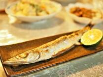 俳句の季語となっているほど、日本の秋の代名詞でもある秋刀魚。もはや食材だけでなく、日本の風物詩ともいえる魚です。<br />でも、本当においしい時期っていつ？おいしい食べ方って塩焼き以外にもあるの？<br />ほかにも鮮度の見分け方から、栄養素のまで、まとめて紹介します。<br /><--[IMAGE-001]-->