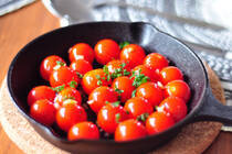 今やトマトは、身近なスーパーでも色とりどりの品ぞろえがあり、形も大玉、中玉、ミニサイズと選ぶのが楽しいですよね。<br />トマトの成分としてあまりにも有名なのが、”リコピン”です。<br />リコピンは色の成分で、抗酸化力が非常に高いのが特長。