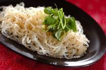 すき焼きや肉じゃがに欠かせない、しらたきと糸こんにゃく。低カロリーで味にくせがなく、麺や春雨の置きかえ食材としても人気です。リーズナブルで手に入れやすい食材であるしらたきと糸こんにゃくについて、詳しくご紹介していきます。