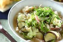 食欲が落ちている時、さらっと食べられる「アジの冷やしスープご飯」。<br />薬味をたっぷりのせて一口食べれば、おだしの効いたスープが口に広がり、大葉の香りがふわっと抜け、キュウリやネギ、みょうがのシャキシャキ、茄子や豆腐の柔らかな食感、アジの干物の塩味が合わさり、そしてお米と押し麦がちょうどいい塩梅です。