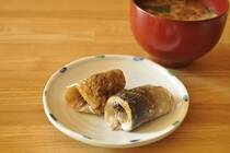 丸々と太ったアジがお店に並ぶようになりました。<br />アジは一年を通して手に入りやすい魚ですが、とりわけ初夏から夏にかけてのアジは肉厚で、しかも脂がのっていて、シンプルな塩焼きでも十分な満足感があります。