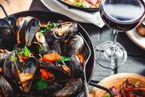 全部知ってる？日本と世界の三大珍味の特徴とそれぞれの名前の由来とは<br /><br />三大珍味といえば「トリュフ」「キャビア」「フォアグラ」。この三つについては、よく知っている人も多いでしょう。どの国でも高級品とされている、世界の三大珍味です。