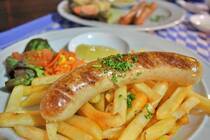 お弁当やオードブルでは欠かせないソーセージですが、ウインナーと言われることもありますよね。<br /><br />両方とも同じようなもの、と思っていませんか？<br />実はこの2つには、違いがあるのです。<br />しかし、はっきりとした違いを言える人は、あまりいないと思います。<br /><br />お弁当に入っているものは、どちらなのでしょうか。<br />お祭