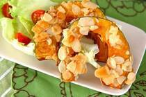 今年の夏はなんだか遊び足りなかったなぁ…と思いつつ、気がつけばうっかり日焼けのあとが！<br />残暑といえども、紫外線もまだまだ残るこの季節は、お肌の粘膜再生を活性化させてくれる、βカロチンを豊富に含んだ「カボチャのアーモンド焼き」で、ダメージ肌の修復をはかりましょう。