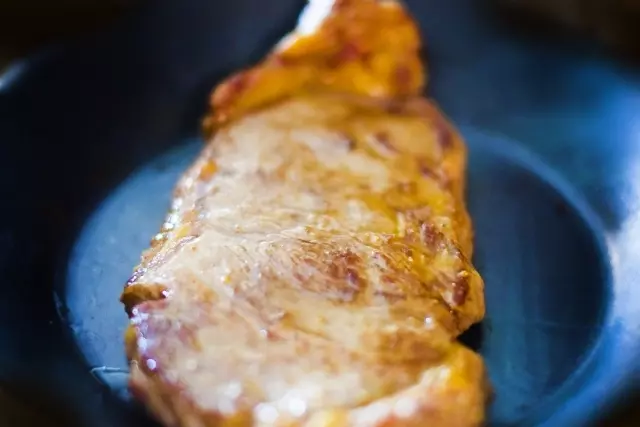 スキレットでステーキ肉の表面はさっくり、中身はジューシーに