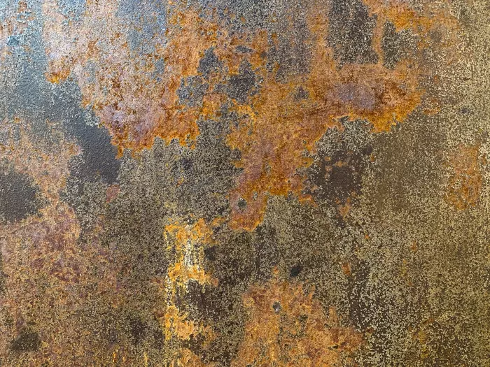 さびが出てしまったらスクレーパーなどでそぎ落とす