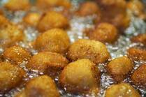 唐揚げに天ぷら、コロッケやとんかつ…。出来立てのサクサク感は最高！なメニュー、揚げ物。もっと気軽に作りたいところだけど、後片付けや油の処理は大変だし、健康面への影響も気になるところ…。<br />でも、油の選び方や揚げ方のポイント、処理の仕方さえ知っておけば、おいしくヘルシーに楽しめちゃうんです！