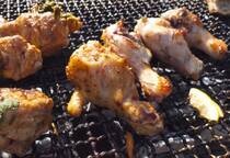 水着やノースリーブなどで見た目が気になるこの季節は、ダイエットをされる方も多いのではないのでしょうか？今回はそんな方におすすめの手羽元肉のカロリーや栄養素をご紹介させて頂きます！ダイエット中でもおいしく食べられるおすすめレシピや最近大注目の糖質についてもしっかりとご説明させて頂きますね。