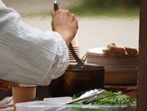 野菜や肉をコトコト煮込んでいると、なぜか出てくる白く濁ったアワアワたち。それが「灰汁」と呼ばれるものだと知りつつも、結局正体がわからないまま適当に取って終わっている、なんて方も多いのでは？　今回は、そんな身近なちょっとした謎・灰汁についてしっかりご紹介します！