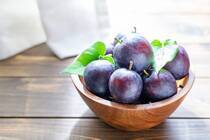 ドライフルーツのイメージが強いプルーン。でも生で食べてもすごくおいしいことをご存じでしょうか。ドライプルーンと生のプルーン、どちらにどんな栄養があるの？どんな食べ方がおいしい？<br />この記事ではプルーンのことをよく知ることができ、健康とキレイをおいしく手に入れるお手伝いをいたします。