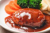 玉ねぎを炒めたり、お肉をこねたり…作るのが結構大変なハンバーグ。老若男女問わず大人気のおかずですが、気軽な気持ちで食卓に出せないのが正直なところです。そんな手間のかかるハンバーグは、まとめて作って冷凍しておくのがおすすめ。冷凍ハンバーグのストックがあれば、忙しい日でも温めるだけで、あっという間にごち