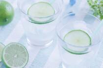 美容や健康によいと聞いて、炭酸水を飲んでみたことはありませんか？<br />しかし、甘くない炭酸水は飲み慣れていないせいか、まずくて飲めないなんて経験をした人もいるかと思います。<br />砂糖の入っていない炭酸水は、なぜ、後味が苦くてまずいと感じてしまうのでしょうか。<br /><br />今回は炭酸水が苦い原因と、おいしく飲む方法や苦