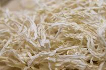 乾物特有の滋味あふれる甘みがおいしい切り干し大根。見た目は地味ですが、その味わいに意外とファンが多いですね。しかも栄養の宝庫！　どんな栄養が豊富？　健康効果は？　戻し方は？　癒しの乾物、切り干し大根をくわしく見ていきます。