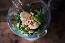 フードプロセッサーとミキサーは、どちらもおなじようなものだと思ってはいませんか？たしかにおなじような部分もあるのですが、じつは違う部分のほうが多いんです。今回は、フードプロセッサーとミキサーの違いや、用途に合った使い方の提案、おすすめの機種の紹介など、幅広くまとめています。すでに持っている人も購入を