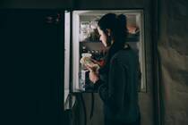 冷蔵庫を開けたとき、変なニオイがする。食材が腐っているのかなと思ったけれど別にそんなことはなかった、どうしてだろう？そんな経験はありませんか？この記事では、冷蔵庫を開けた時の異臭の正体とその原因、対処方法をご紹介します