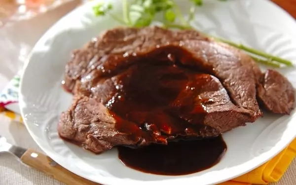 肉汁滴る！　ソースを身近な調味料で作れて手軽な「肉厚ステーキ」