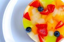 ぷるっぷるでキラキラなゼリーは、見た目にも華やかですし、手軽にできるので、子どもたちと一緒に作るファーストレシピとしてとても優秀です。しかし、ゼラチンは、ちょっとした理由で固まらなくなってしまうという困った点も…。「せっかく作ったのに〜」と落胆する子どもたちの顔なんか見たくないですよね。なので、ここ