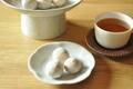 温かいお茶が美味しく感じる季節に。簡単に作れる「セサミスノーボール」