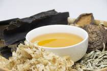 本記事では、出汁の冷蔵保存や冷凍保存、出汁がらの活用法からおすすめレシピまで余すところなく掘り下げるので、ぜひ参考にしてください！