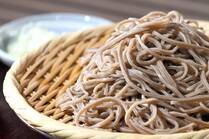 消化によいとされる「うどん」。「そば」も同じ麺類だから消化に良いでしょ、なんて思っていませんか？実は、同じ麺類でもそばは決して消化によい食べ物ではありません。今回は、その理由をうどんやそうめんと比較しながらご紹介していきます。栄養面についてもご紹介しますので、ぜひチェックしてみてください。
