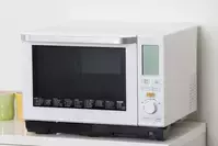 電子レンジを冷蔵庫の上に置くには？注意点からお役立ちアイテムまで紹介