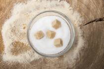 料理を作るとき、砂糖は欠かせない調味料のひとつですよね。料理だけでなく、コーヒーや紅茶を飲むときも、甘みを付けるためには欠かせません。しかし、砂糖は大容量で売られていることが多いため、いつ買ったか分からないけど、賞味期限とかはないのかな…と疑問に思ったことがあるのではないでしょうか。