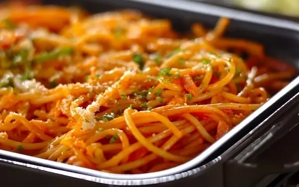 モチモチ食感がくせになる！　ホットプレートで簡単「ナポリタン」