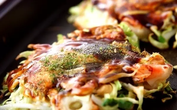 バラエティ豊かな食材が入った、ふんわり「プチお好み焼き」