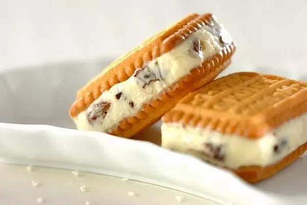 クリームチーズのレーズンサンド