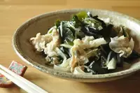 献立作りに悩んだら！　まごわやさしい「ワカメと豚しゃぶの出汁煮」