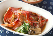 まんまるの大きな目とあざやかな赤い姿が目をひく金目鯛。一年中、店頭で見かけるような気がしますが、旬はあるのでしょうか。また取れる地域によっての違いは？　ここでは金目鯛のおいしい時期、見分け方をご紹介します。