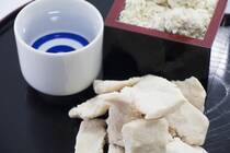 甘酒を作るときや粕汁などに使うのが、酒粕です。酒粕を使った料理は体が芯から温まってきますよね。しかし、売っている量を使い切れないときは、どのように保存すればいいのでしょうか。保存したのはいいけど、どれくらいの期間おいしく食べられるの？そんな疑問もありますよね。<br />今回は健康や美容の観点からも注目されて