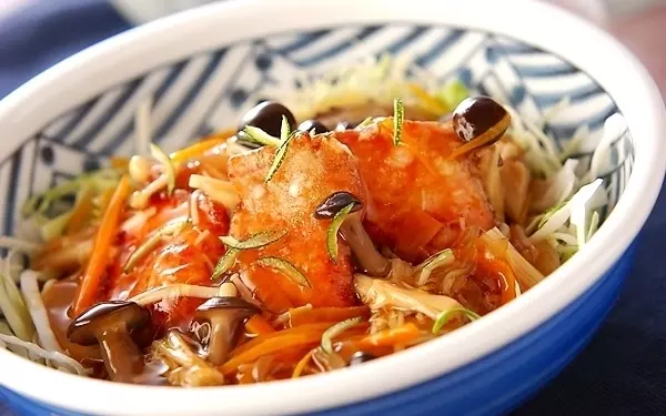 キノコとの組み合わせが最高！　トロトロ&times;パリッ食感の「秋鮭のあんかけ」