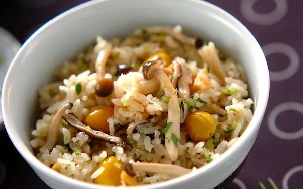 秋の香りがたまらない、キノコとギンナンで作る絶品「炊き込みご飯」