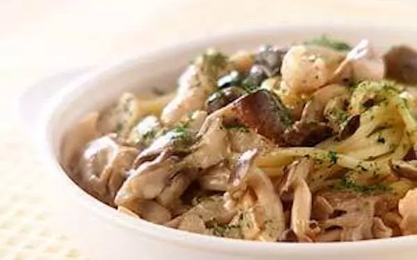 キノコ好き必見、ほっこりとした味わいの「キノコのクリーム煮パスタ」