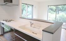 毎日使うシンクだからこそ、いつでも清潔にしておきたいもの。ですがキレイにしているつもりでも、白くうろこ状に汚れてきてしまうことってありませんか？実はそれって水垢なんです。今回はそんな水垢を含めた汚れがシンクについてしまう原因や、すっきりと落とす方法についてご紹介します。