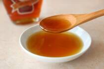 せっかく買ったメープルシロップを、戸棚の奥にしまい込んですっかり忘れていた！なんて経験はありませんか？でもちょっとお高め。でも使いたい！と買って何度か使ったはいいけどその後忘れていた…。というときどうしますか？今回はメープルシロップの賞味期限についてと、「食べても大丈夫」の目安をご紹介いたします。