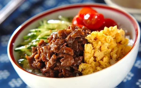 子どもから大人まであっという間に完食！　カラフルな「焼き肉丼」