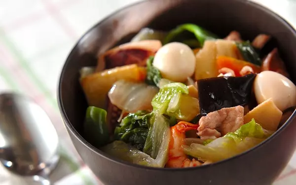 どこか懐かしい味わいがやみつきに、具だくさんな「中華丼」